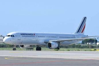 Francia, corpo bimbo in carrello aereo da Costa d'Avorio Francia, corpo bimbo in carrello aereo da Costa d'Avorio
