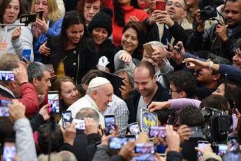 Papa scherza con suora: Ti bacio ma non mordere