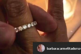 Cena romantica per Barbara D'Urso. E spunta un anello Cena romantica per Barbara D'Urso. E spunta un anello