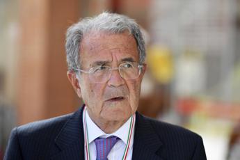 Prodi: Persone a reddito zero, pensare ora a ricostruire l'Italia