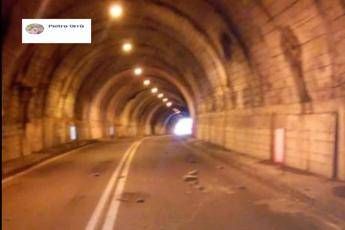 Bergamo, cadono calcinacci in galleria: colpita un'auto Bergamo, cadono calcinacci in galleria: colpita un'auto