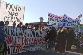 'Mai più Malagrotta', migliaia di cittadini in piazza contro discarica Monte Carnevale 'Mai più Malagrotta', migliaia di cittadini in piazza contro discarica Monte Carnevale