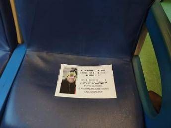 Sei un traditore farabutto, il volantino tappezza il treno Sei un traditore farabutto, il volantino tappezza il treno