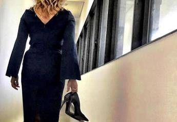 Manuela Moreno del Tg2 denuncia: Mi hanno rubato le scarpe in redazione Manuela Moreno del Tg2 denuncia: Mi hanno rubato le scarpe in redazione