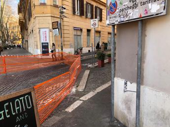 Roma, olio sull'asfalto e chiusa strada a Trastevere