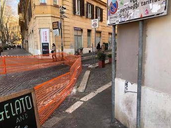 Roma, olio sull'asfalto e chiusa strada a Trastevere Roma, olio sull'asfalto e chiusa strada a Trastevere