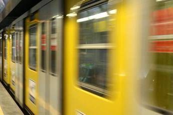 Napoli, scontro fra tre treni metro: quattro feriti Napoli, scontro fra tre treni metro: quattro feriti