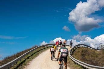Il ciclismo moderno annoia, torniamo alle strade sterrate: proposta discussa oggi all'Uci Il ciclismo moderno annoia, torniamo alle strade sterrate: proposta discussa oggi all'Uci