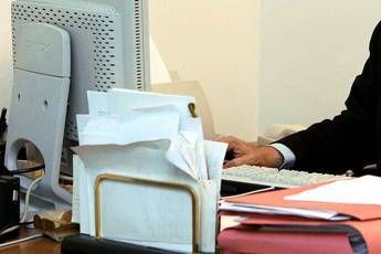 Titolo 'Repubblica' su tavolo Consiglio disciplina giornalisti Lombardia Titolo 'Repubblica' su tavolo Consiglio disciplina giornalisti Lombardia