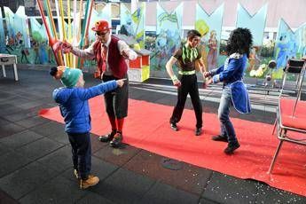 L'ospedale è un circo, clown, acrobati e giocolieri al Bambino Gesù