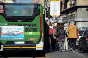 Milano, vietato fumare alle fermate dei bus