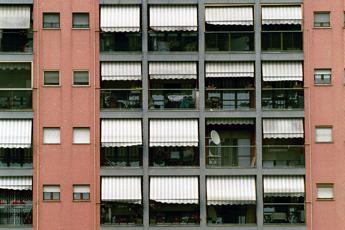 Lega: Governo tassa l'ombra dei balconi