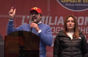 Salvini 'ferrarista', Cavallino sul cappello e cita il Drake Salvini 'ferrarista', Cavallino sul cappello e cita il Drake