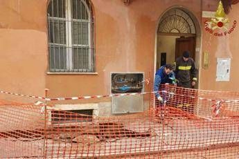 Palazzo evacuato, acqua da asfalto da anni segnalazioni Palazzo evacuato, acqua da asfalto da anni segnalazioni