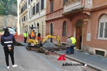 Palazzo evacuato al Colosseo, operai al lavoro per la voragine Palazzo evacuato al Colosseo, operai al lavoro per la voragine
