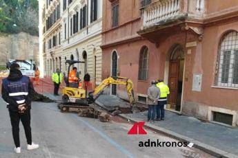 Palazzo evacuato al Colosseo, operai al lavoro per la voragine