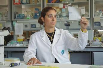 Studio il cancro nel nome di mio padre, storia di Emanuela scienziata Airc Studio il cancro nel nome di mio padre, storia di Emanuela scienziata Airc