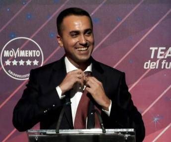 Di Maio: Fine di un'era. E si toglie la cravatta Di Maio: Fine di un'era. E si toglie la cravatta