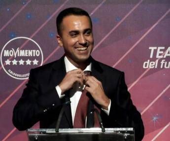 Di Maio: Fine di un'era. E si toglie la cravatta