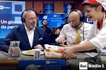 Bonaccini canta Bandiera rossa e mangia tortellini in diretta