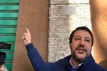Salvini a Modena: In questo negozio si spaccia, va chiuso Salvini a Modena: In questo negozio si spaccia, va chiuso