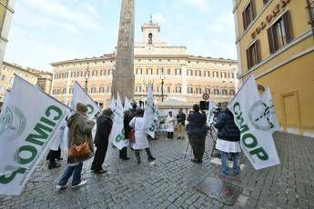 Non siamo figurine. Medici del privato in piazza a Roma per il contratto