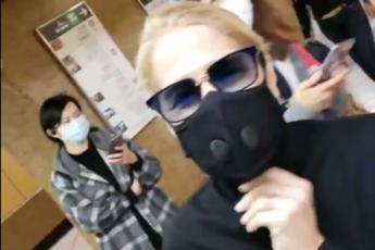 Virus Cina, anche Heather Parisi con la mascherina /Video