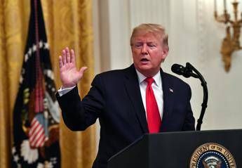 Dazi, Trump firma per aumento tariffe acciaio e alluminio Dazi, Trump firma per aumento tariffe acciaio e alluminio