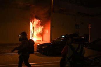 Virus Cina, Hong Kong: manifestanti incendiano edificio quarantena