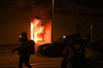 Virus Cina, Hong Kong: manifestanti incendiano edificio quarantena Virus Cina, Hong Kong: manifestanti incendiano edificio quarantena