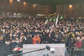 Pd in festa a Modena, abbraccio Bonaccini-Zingaretti