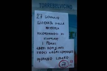 Vicenza, minacce e svastiche nella bacheca della sede Pd Vicenza, minacce e svastiche nella bacheca della sede Pd