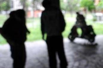 Roma, baby gang aggredisce due ragazzi: calci e pugni per cellulare e 60 euro