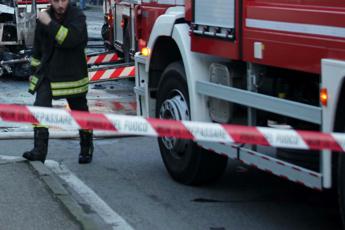 Roma, incendio a Spinaceto: trovata tanica di liquido infiammabile