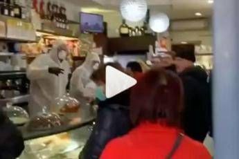 Virus, baristi con tuta e mascherine: video spopola Virus, baristi con tuta e mascherine: video spopola