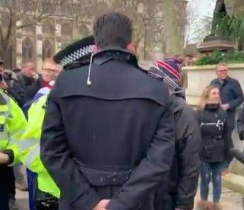 Brexit, 'gentlemen' contro artista di strada e giornalista italiano interviene /Video Brexit, 'gentlemen' contro artista di strada e giornalista italiano interviene /Video