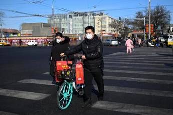C'è il virus, tornate a casa, droni in Cina sorvegliano cittadini /Video C'è il virus, tornate a casa, droni in Cina sorvegliano cittadini /Video