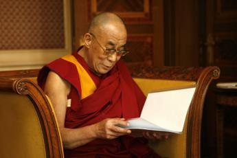 Virus, Dalai Lama: Preoccupato, prego per i cinesi