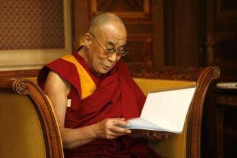Virus, Dalai Lama: Preoccupato, prego per i cinesi Virus, Dalai Lama: Preoccupato, prego per i cinesi