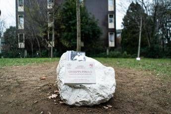 Milano, spaccata la targa in ricordo di Giuseppe Pinelli Milano, spaccata la targa in ricordo di Giuseppe Pinelli