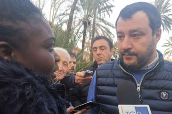 Salvini a Palermo tra selfie, abbracci e una contestazione