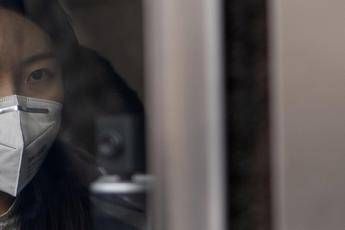 Virus, giovane cinese spinta a scendere da bus Virus, giovane cinese spinta a scendere da bus