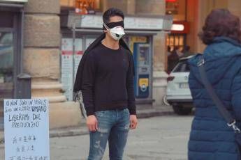Non sono un virus, protesta di un ragazzo cinese /Video Non sono un virus, protesta di un ragazzo cinese /Video