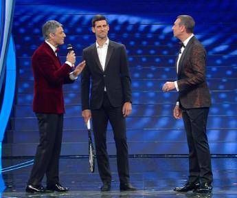 Fiorello-Djokovic, duetto tra Eros Ramazzotti e racchette