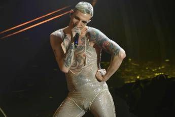 La tutina di Achille Lauro infiamma il web, boom di ricerche online La tutina di Achille Lauro infiamma il web, boom di ricerche online