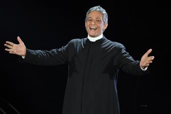 Sanremo, vescovo 'benedice' gag Fiorello-don Matteo