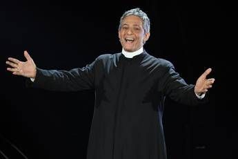 Sanremo, vescovo 'benedice' gag Fiorello-don Matteo Sanremo, vescovo 'benedice' gag Fiorello-don Matteo
