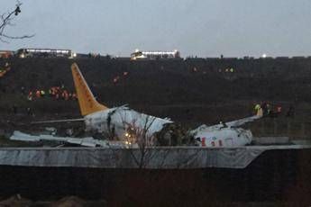 Istanbul, aereo fuori pista si spezza: 120 feriti /Guarda Istanbul, aereo fuori pista si spezza: 120 feriti /Guarda