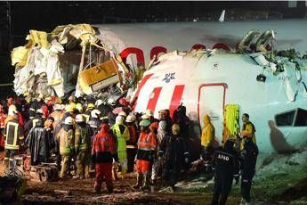 Istanbul, aereo fuori pista si spezza: 1 morto e 157 feriti /Guarda Istanbul, aereo fuori pista si spezza: 1 morto e 157 feriti /Guarda