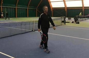 Fiorello si gode il record giocando a tennis con Sinner Fiorello si gode il record giocando a tennis con Sinner